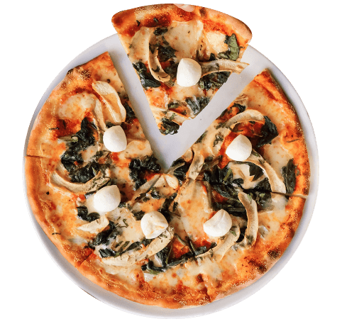 Pizza redonda con queso, espinacas, cebolla y bolitas de mozzarella sobre plato blanco, con una rebanada separada del resto.